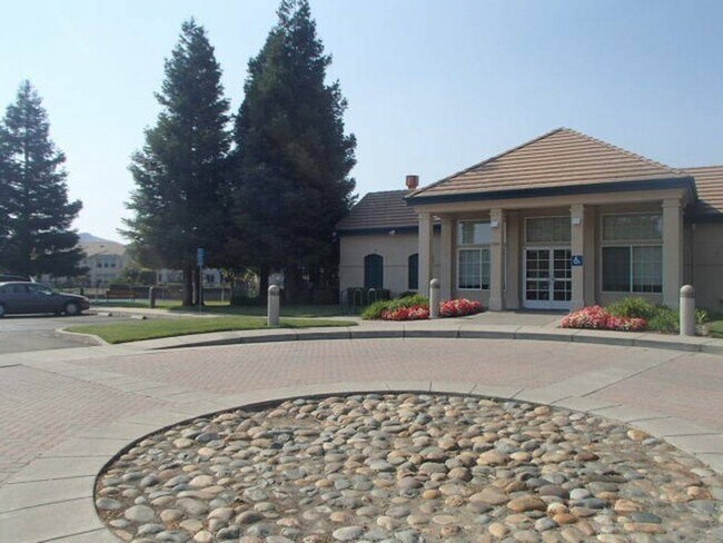 Building Photo - 557 Loch Lomond Way