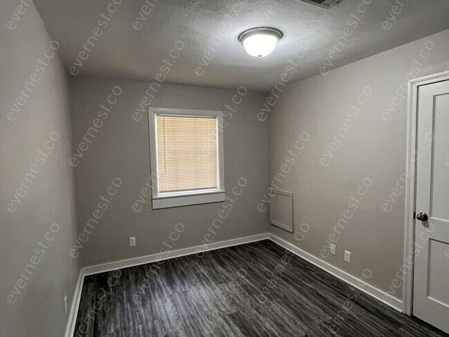Building Photo - 126 E Santa Clair St