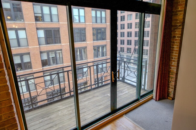 Building Photo - 701 W Jackson Blvd