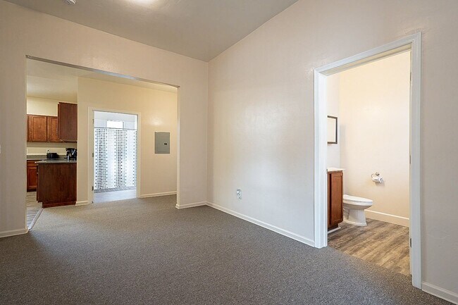 Building Photo - 928 E 6th St