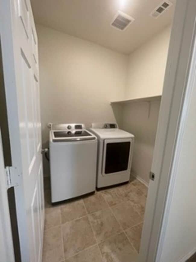 Building Photo - 813 Sandhill Branch Dr