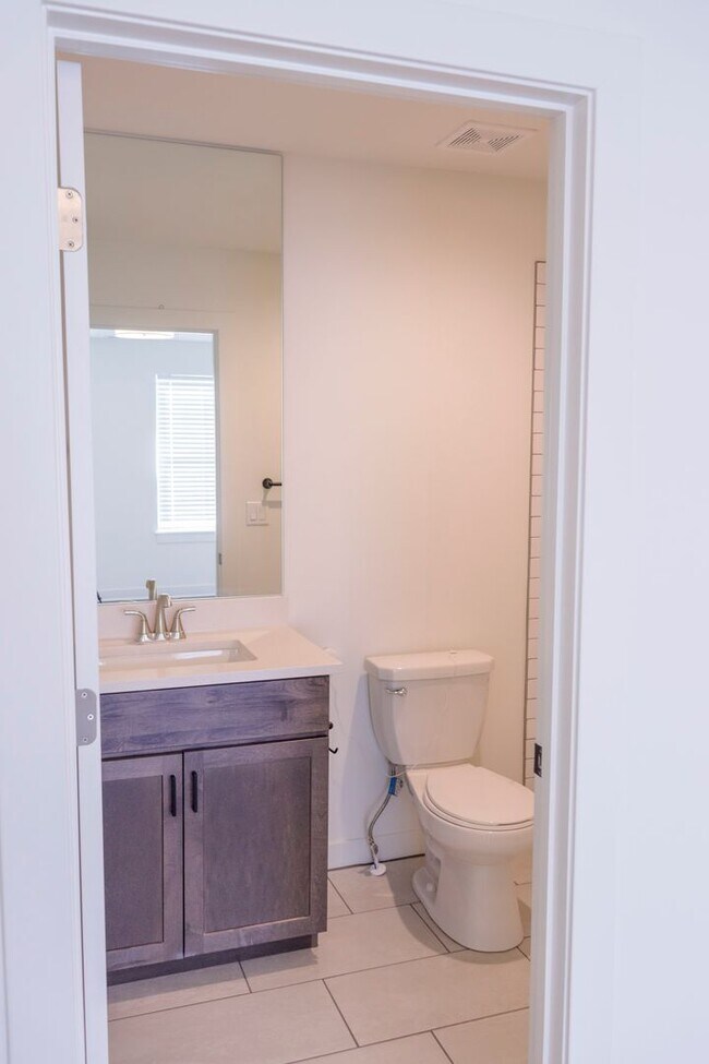 Building Photo - Gorgeous 3 Bedroom 3 Bathroom in Spring Hi...