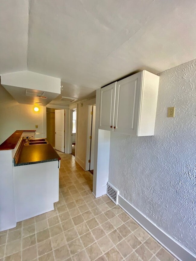 Building Photo - 211O