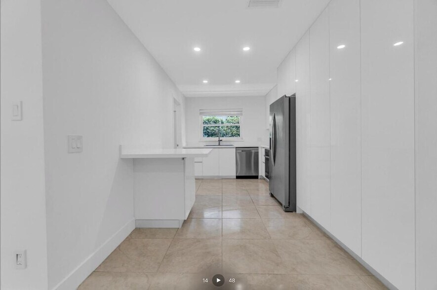 Building Photo - 806 NE 4th St