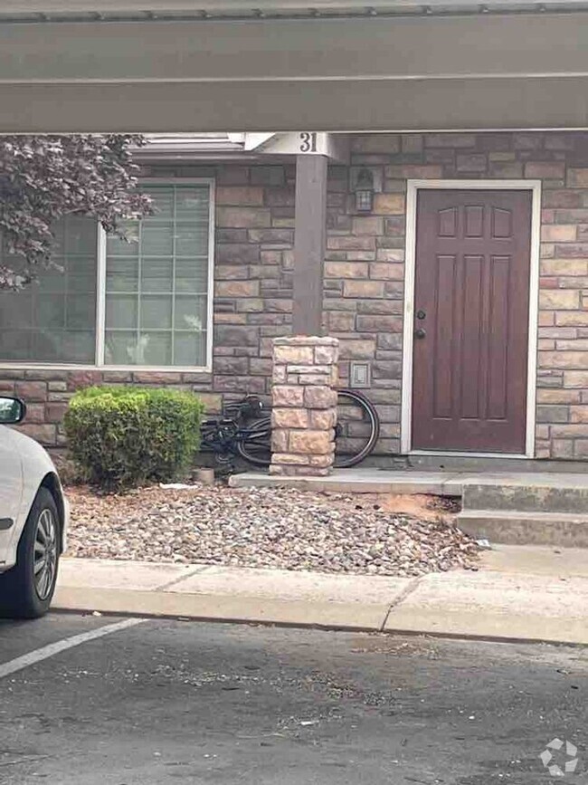 Building Photo - Charming Townhome