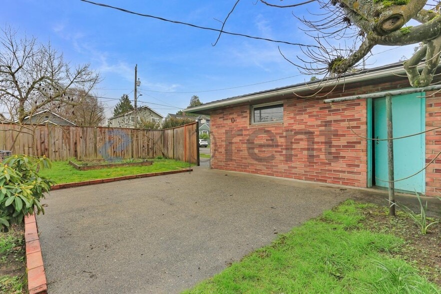 Building Photo - 1920 S Bayview St