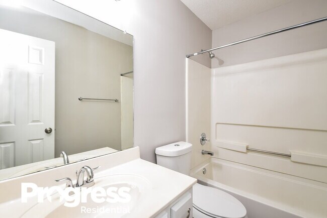 Building Photo - 10712 Oak Cir N