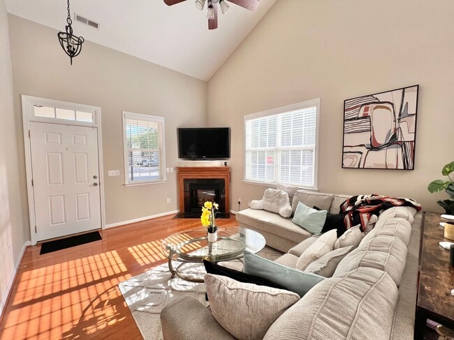 Building Photo - Beautiful 3BD, 2.5BA Raleigh Townhome in t...