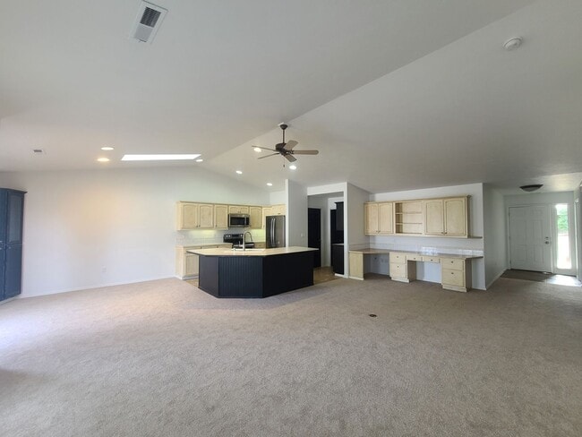 Building Photo - $2,100 - 2 Bed / 2 Bath Beautiful House in...