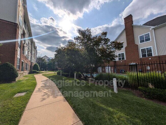 Building Photo - 4852 Eisenhower Ave