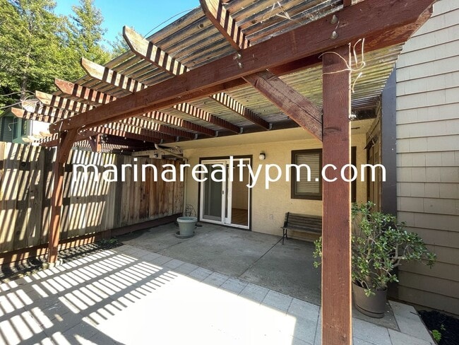 Building Photo - Two Story Crockett Condo Two-Off Street Pa...