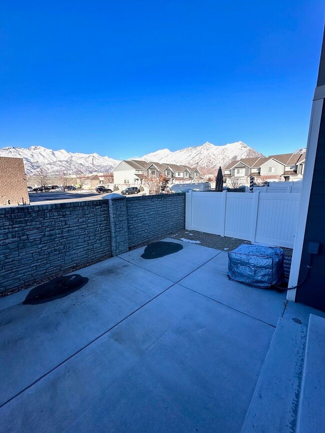 Building Photo - Beautiful townhome walking distance to eve...