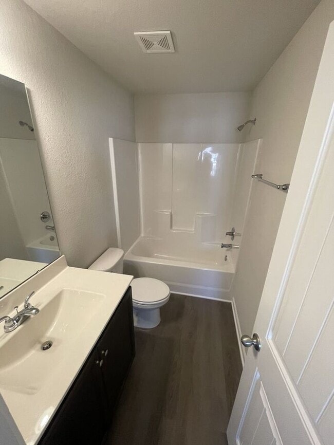 Building Photo - 2bd 2.5 Bathroom Townhome!