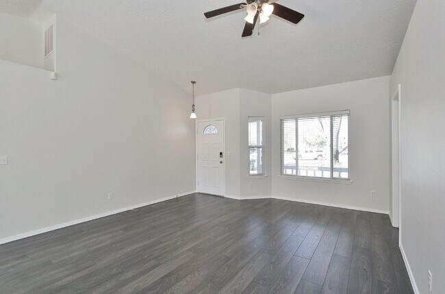 Building Photo - 725 E Wakely St