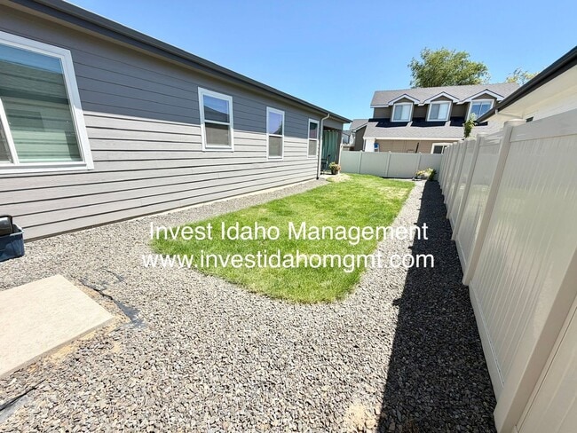 Building Photo - A Home You'll Fall in Love With