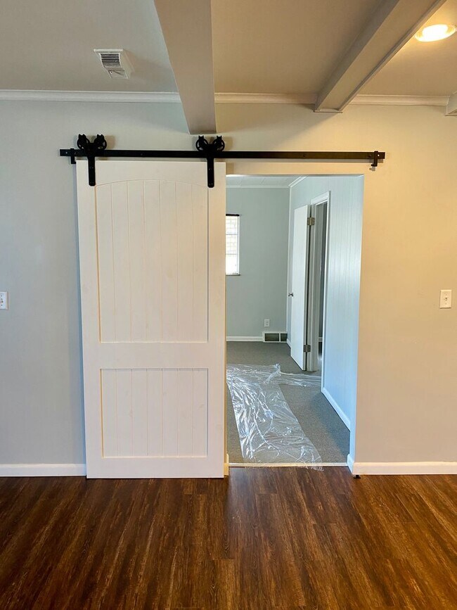 Building Photo - Remodeled Westgate Home with Attached Prof...