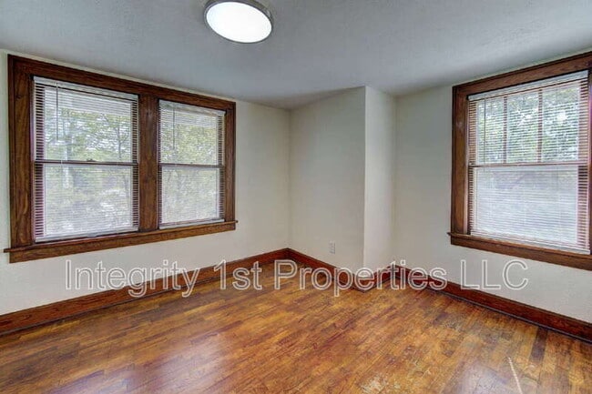 Building Photo - 4226 NE Antioch Rd