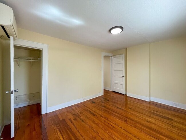 Building Photo - 10 Latta St