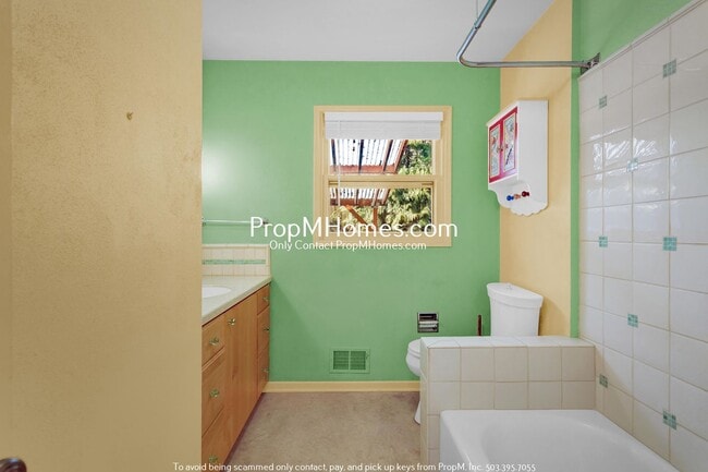 Building Photo - Quintessential Two Bedroom home in SW - Beautiful Backyard!