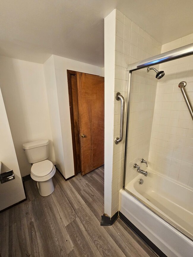 Building Photo - Cute 3 Bedroom Home For Rent on E 219th!