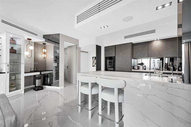 Building Photo - 1000 South Pointe Dr