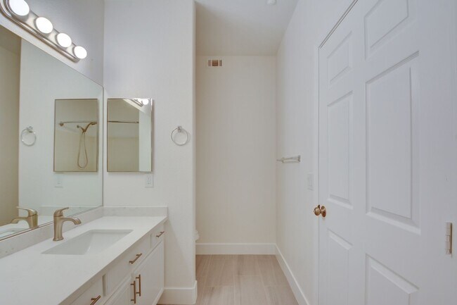 Building Photo - Horizon Hills Condominiums