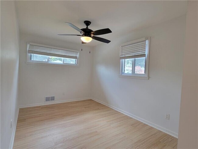 Building Photo - 113 Meadowbrook Dr