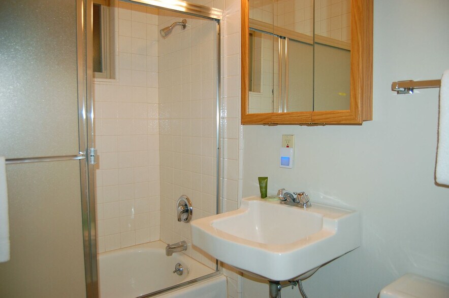 Building Photo - 8005 Cedar Cir