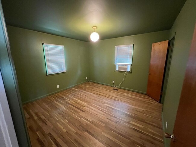 Building Photo - 2 Bedroom Home in Lincoln Park