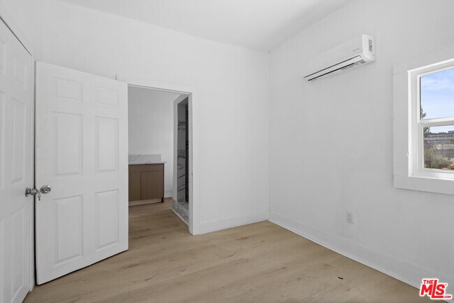 Building Photo - 934 S Mott St