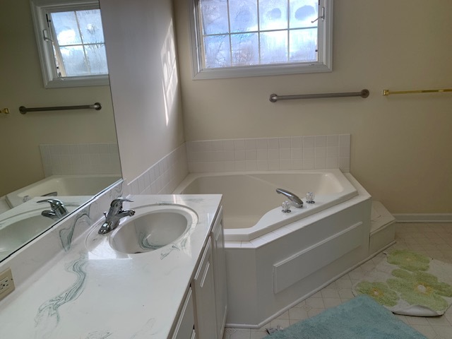 Master's Bathroom (view 1) - 4377 Bunker Ln