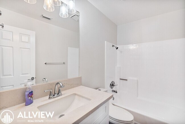 Building Photo - Gorgeous 2 bed/2 baths, located in the highly desired community of Woodbridge.