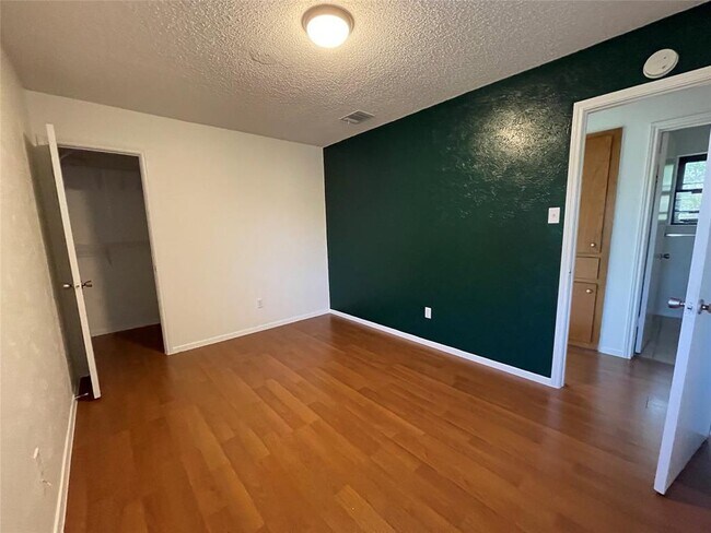 Building Photo - 1300 Tuxford Cove
