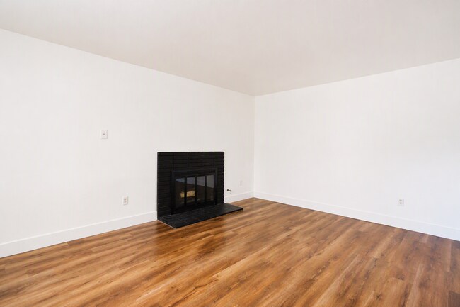 Building Photo - 220 Lilac Ct