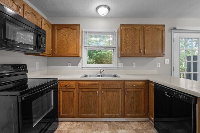 Building Photo - 3 bedroom single family home