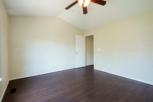 Building Photo - 14400 Albrook Dr