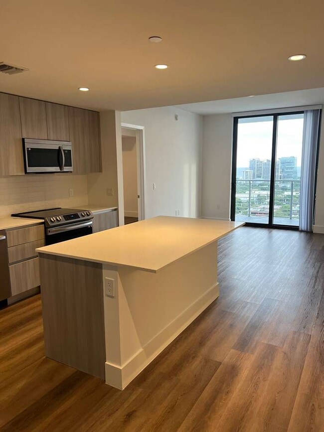 Building Photo - 2722 SW 28th Ave