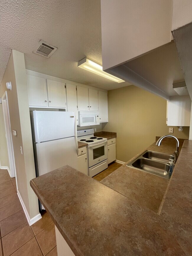 Building Photo - 225 Wakefield Way