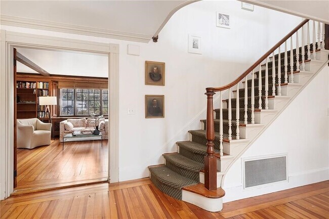 Building Photo - 5 Cushing St