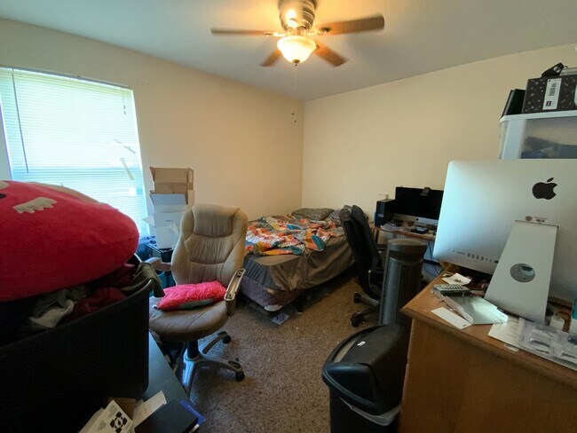 Building Photo - 3 Bedroom/2 Bathroom duplex