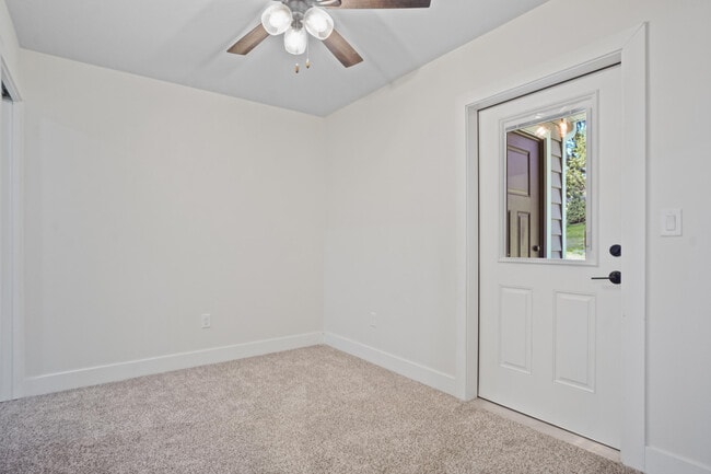 Building Photo - 117 Eiche Dr