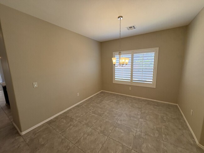 Building Photo - 4 bedroom plus Den 3 car garage with sparkling pool Vail School District