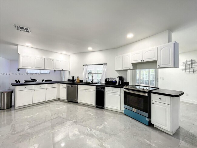 Building Photo - 1751 SW 30th Pl