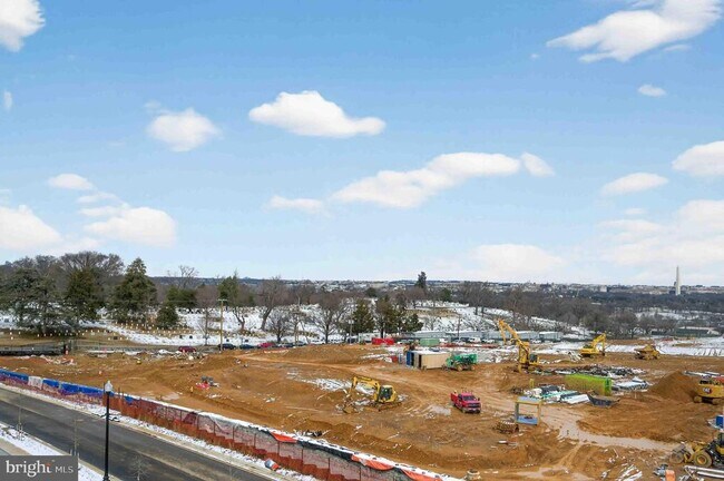 Building Photo - 911 S Oak St