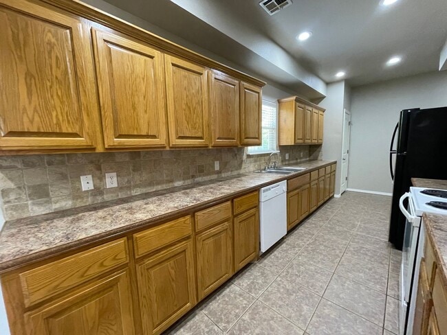 Building Photo - Spacious 3-Bed, 2.5-Bath Fourplex with Gar...