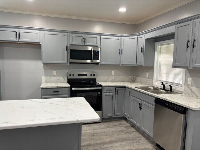 Building Photo - Fully renovated 3 bedroom 2 bathroom house!   Lawn Care Included