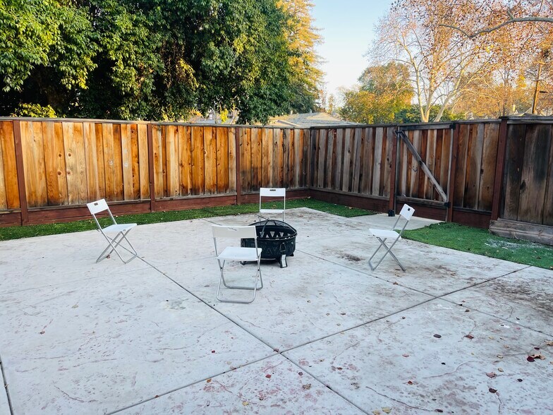 Building Photo - 2600 Jones Rd