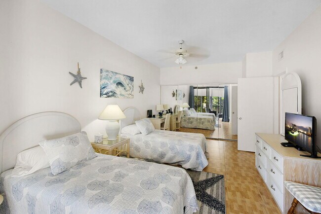 Building Photo - 221 NE Plantation Rd