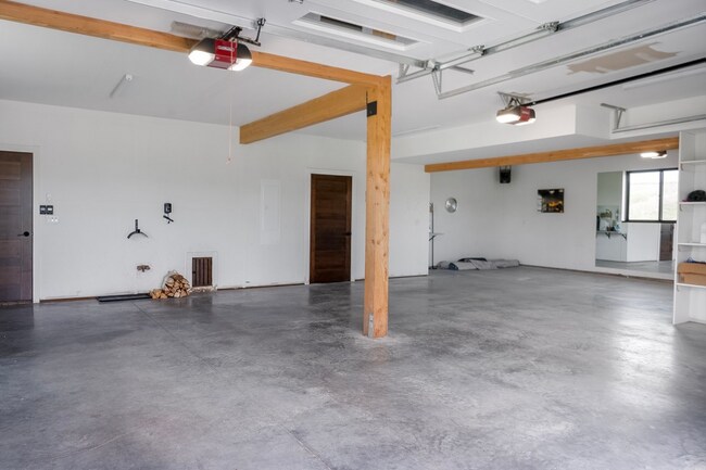 Building Photo - Fully furnished house w/ 3spaciousr garage & utilities included!