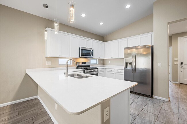 Building Photo - 12406 W Northview Ave